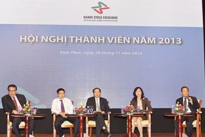 Lãnh đạo UBCK, VSD và HNX trao đổi với các thành viên giao dịch tại hội nghị cuối tuần qua
